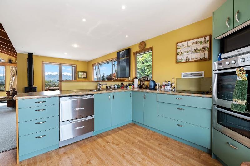 Retro Ski Lodge - Wanaka Holiday Home - image 22