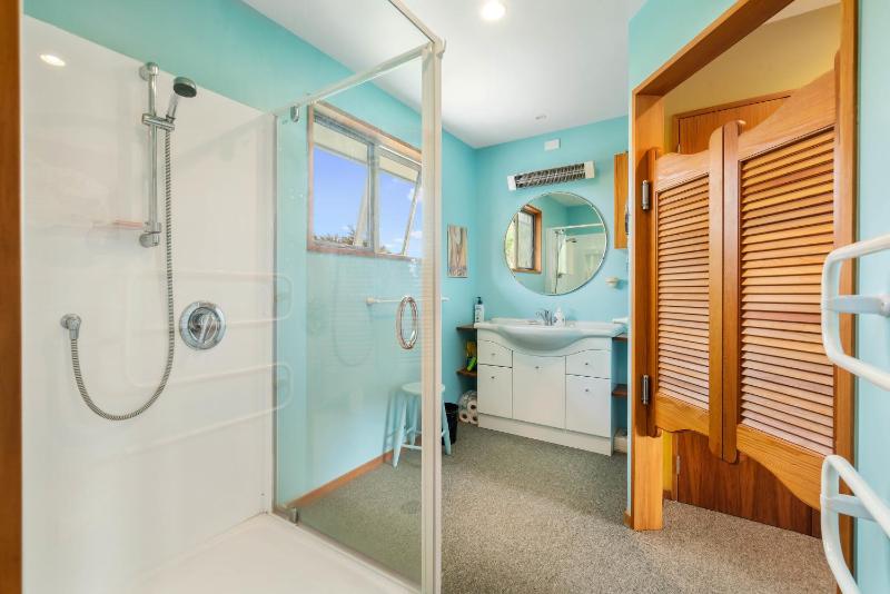 Retro Ski Lodge - Wanaka Holiday Home - image 7