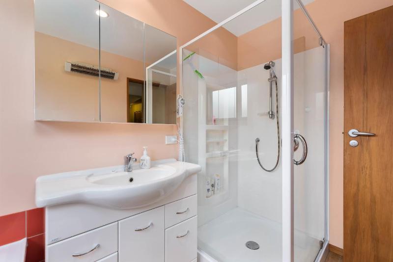 Retro Ski Lodge - Wanaka Holiday Home - image 12