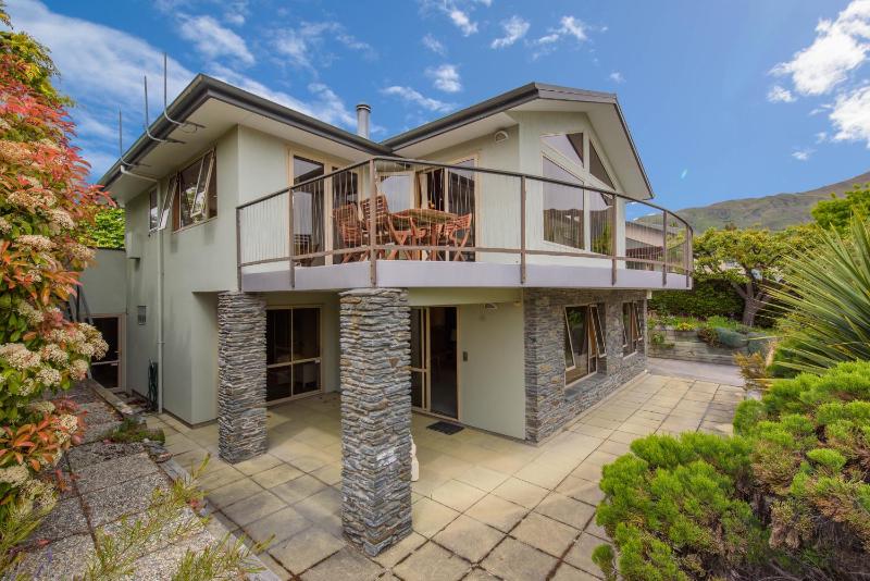 Retro Ski Lodge - Wanaka Holiday Home - image 13