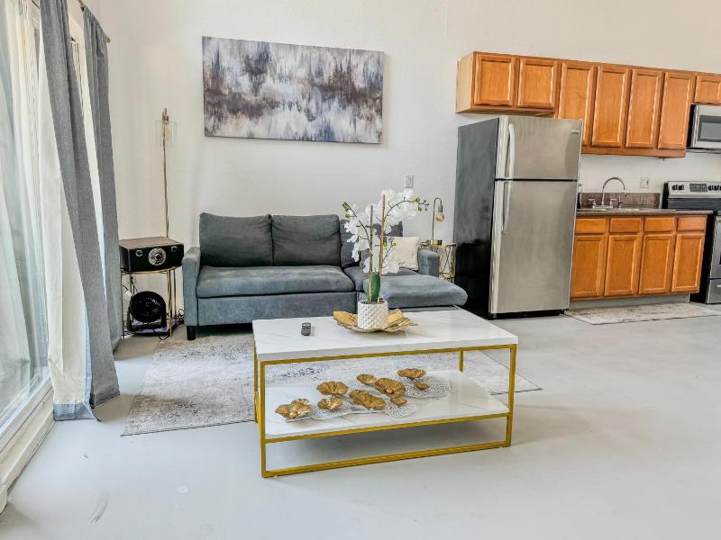 Beautiful Loft in Little Italy SD with Parking - image 8