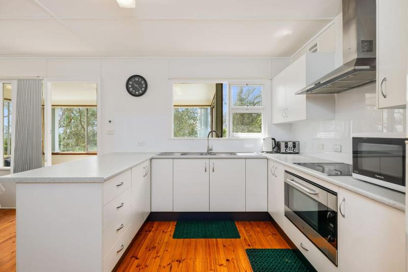 On Collingwood Beach by Book Jervis Bay - Upstairs Apartment - image 5