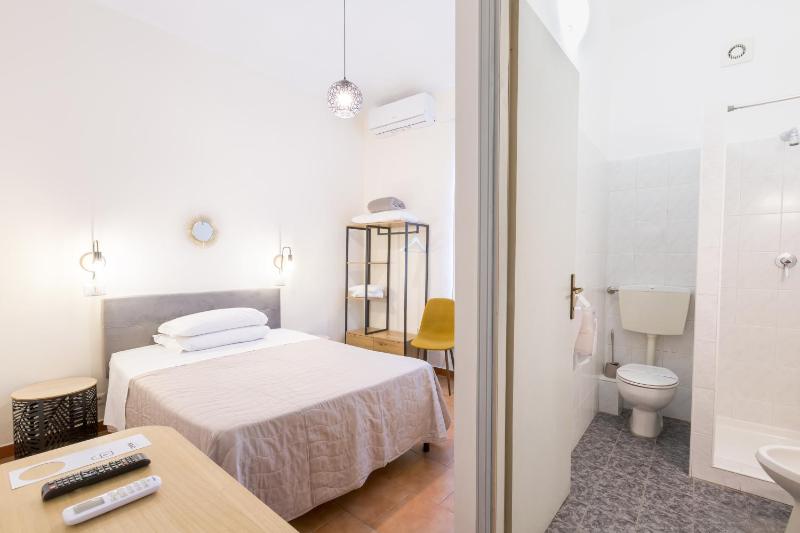 Single Room image 4
