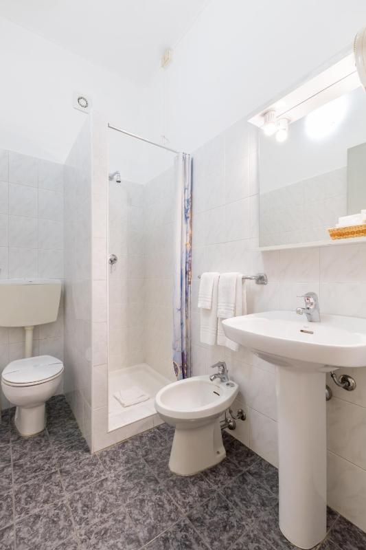 Single Room image 3