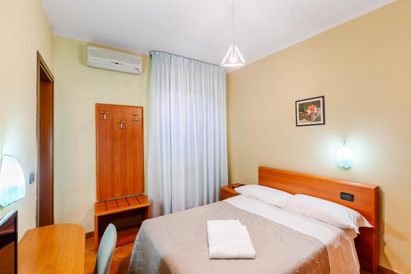 Small Double Room image 3