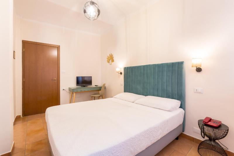 Double Room image 4
