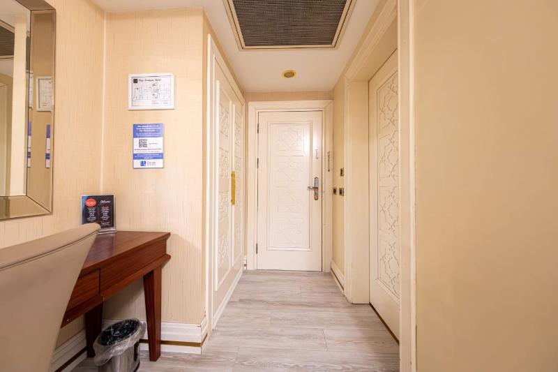 Deluxe Double or Twin Room image 2