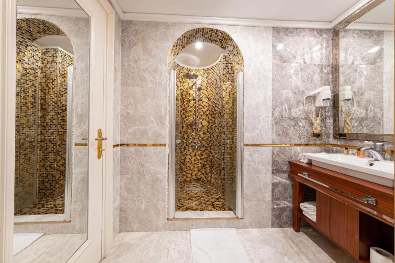 Standard Twin Room image 2