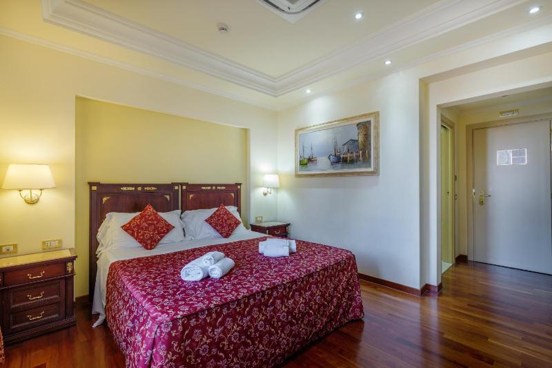 Standard Double Room image 3