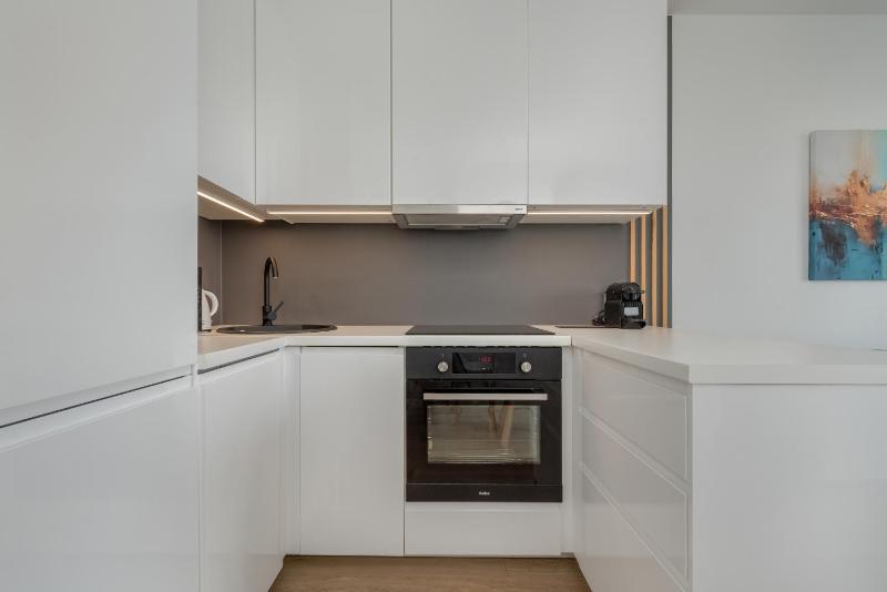 Modern & Cozy Przedmiejska Apartment in Wroclaw by Noclegi Renters - image 14
