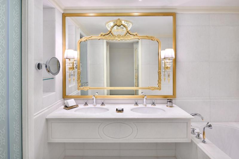 Deluxe Room image 3