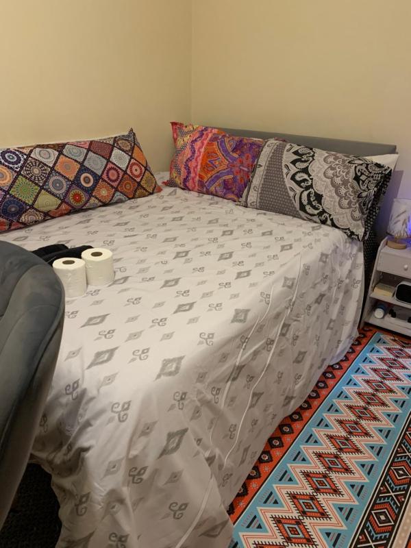 Sleeps 2 with Free Parking and Wi-Fi - image 1