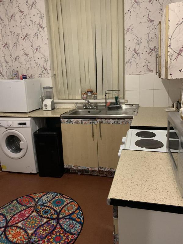 Sleeps 2 with Free Parking and Wi-Fi - image 10