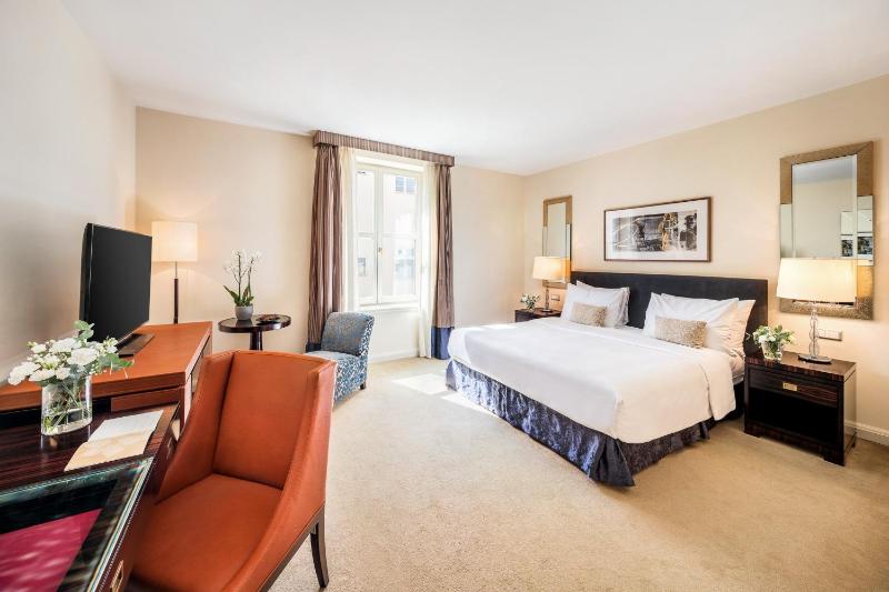 Superior King Room image 3