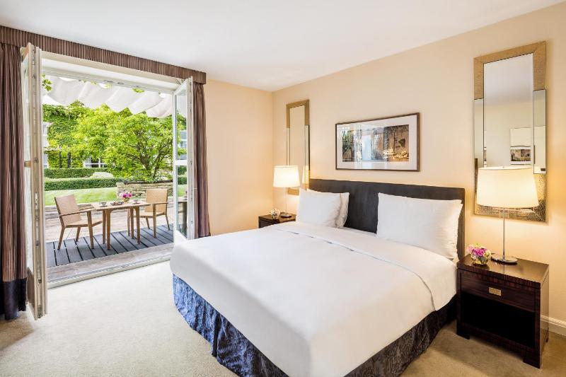 Deluxe King Room with Terrace image 4