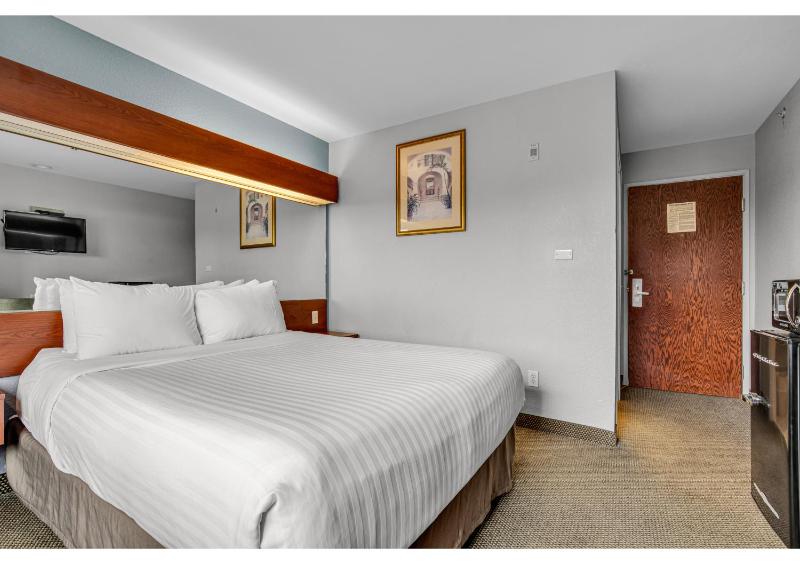 Queen Room - Non-Smoking image 2