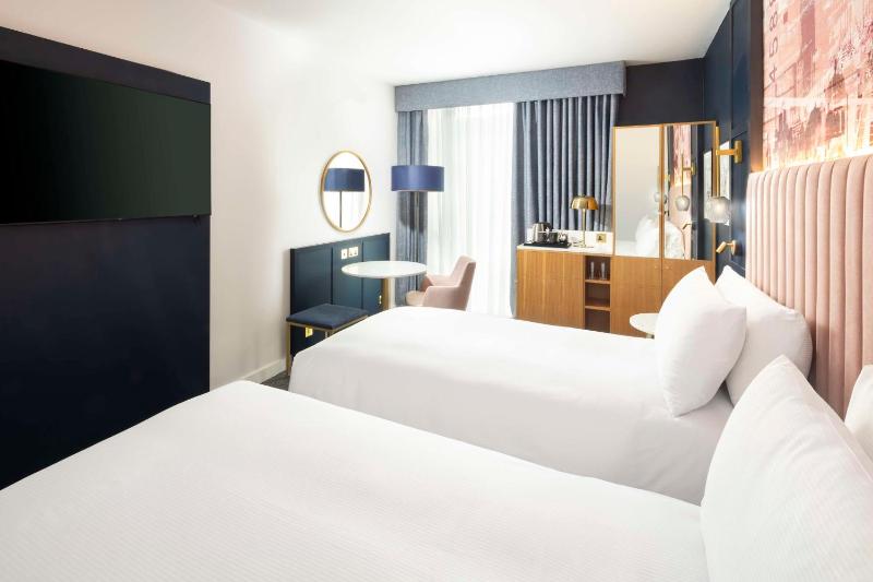 Twin Room image 4