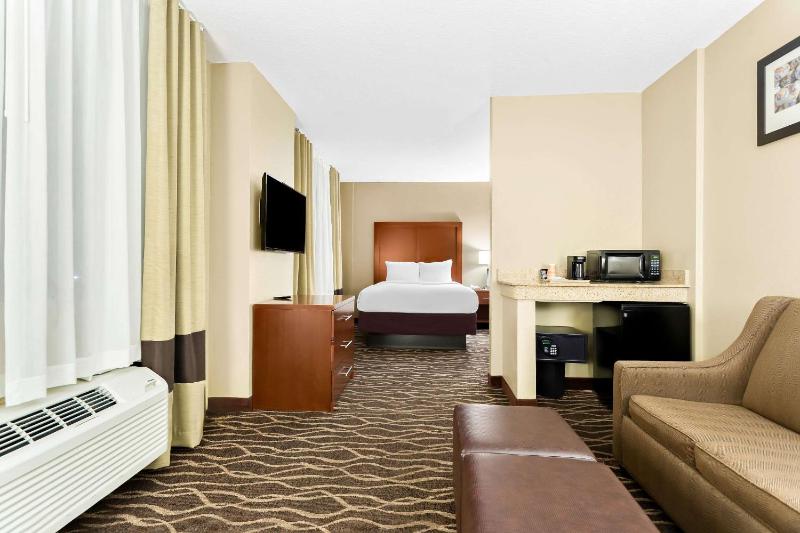 Queen Suite with Two Queen Beds - Accessible/Non-Smoking image 3