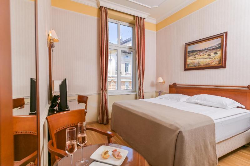 Standard Double or Twin Room image 4