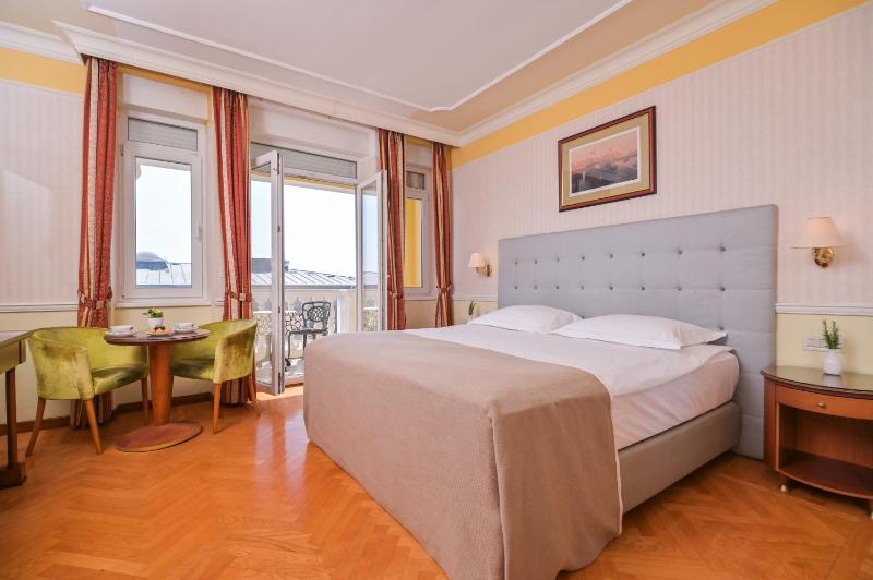 Family Room with City View image 4