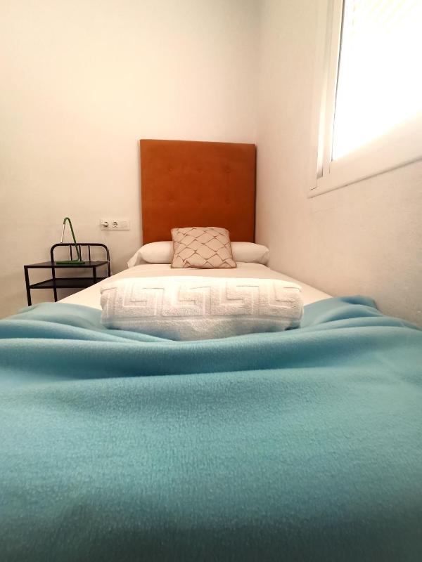 Single Room with Shared Bathroom image 1