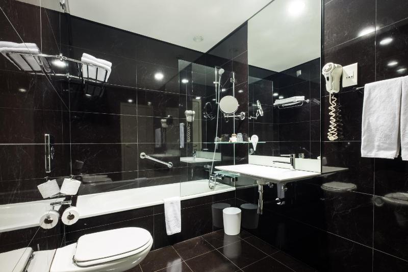 Standard Double Room image 3