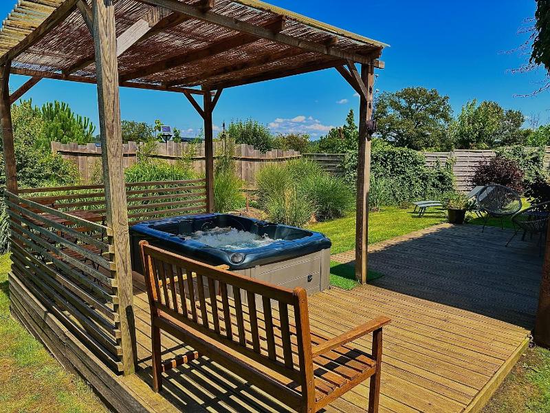 One-Bedroom Cottage with Jacuzzi image 1