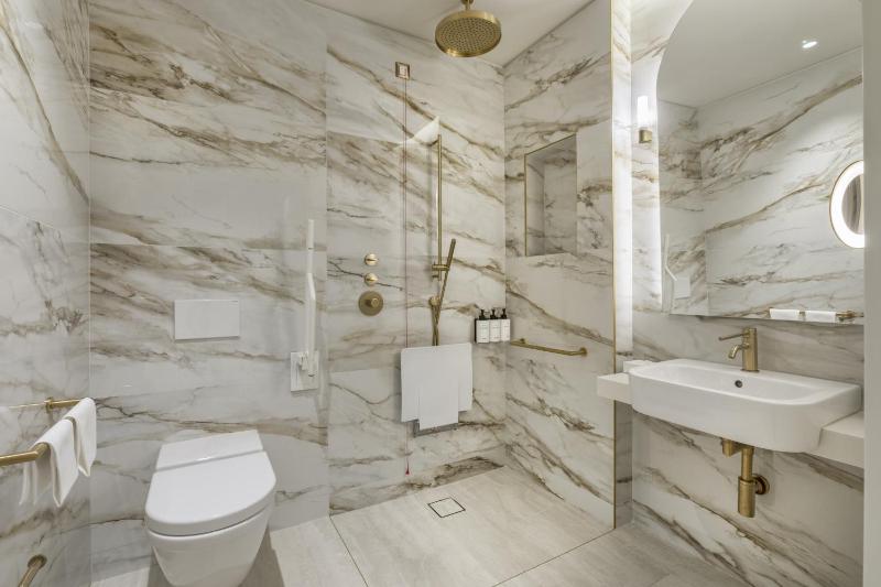 Classic King Room - Accessible image 2