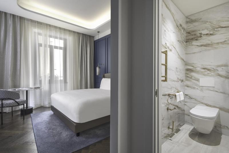 Classic King Room - Accessible image 3