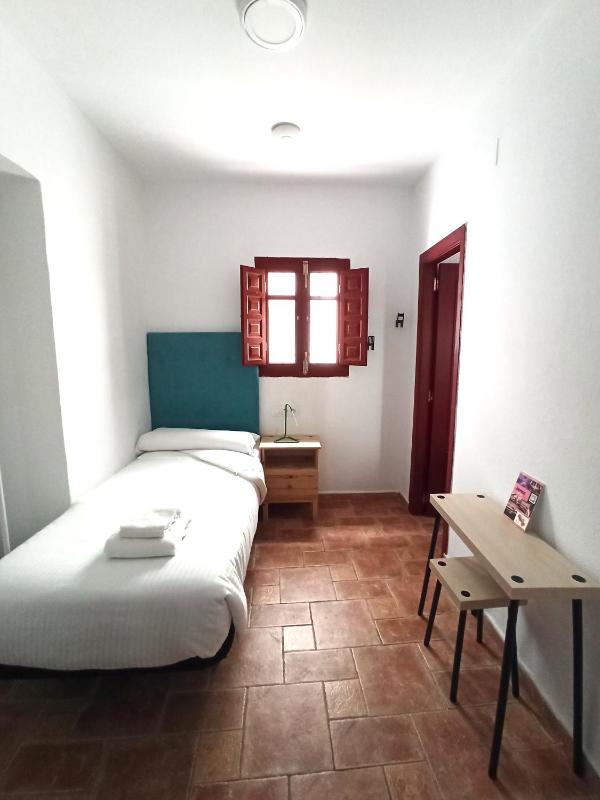 Single Room with Bathroom image 1