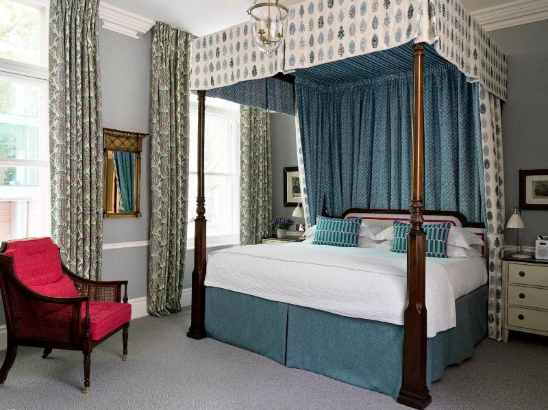 Double Room with Four Poster Bed image 1