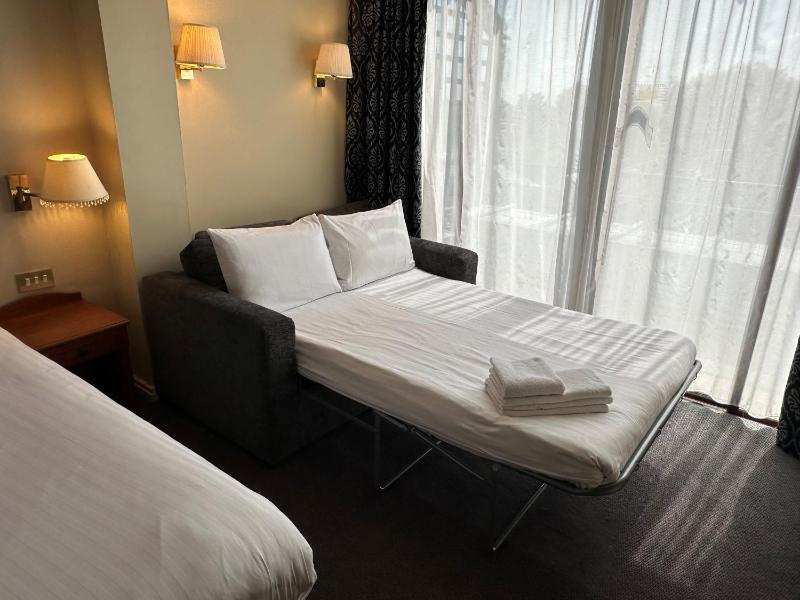 Executive King Room with Sofa Bed image 4