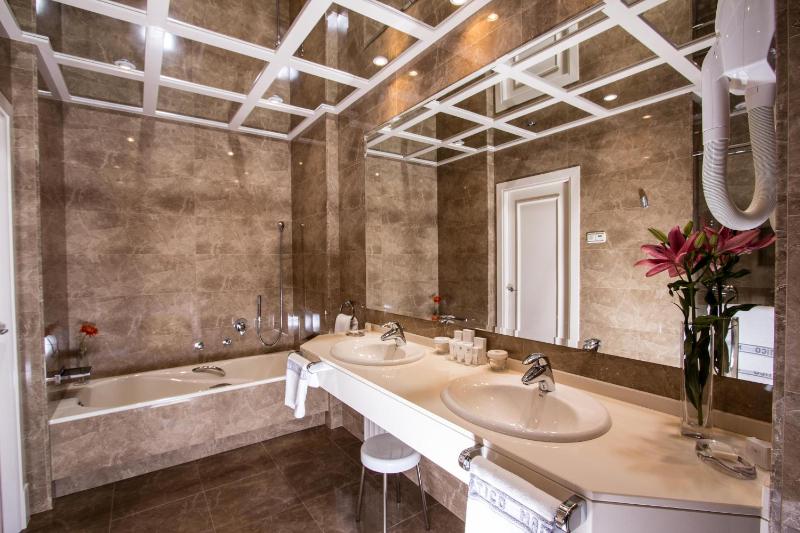 Deluxe Double or Twin Room image 4