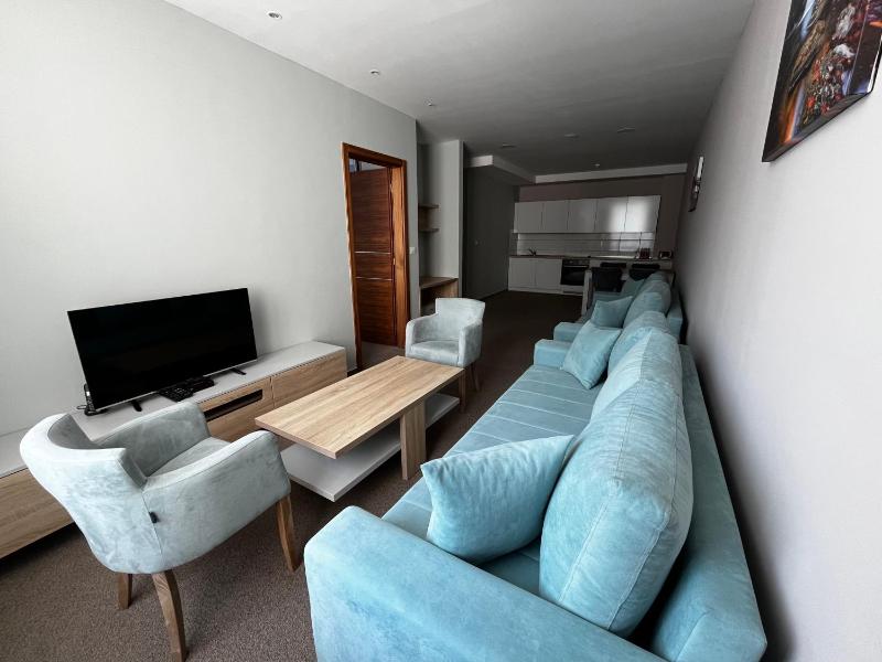One-Bedroom Deluxe Apartment image 1