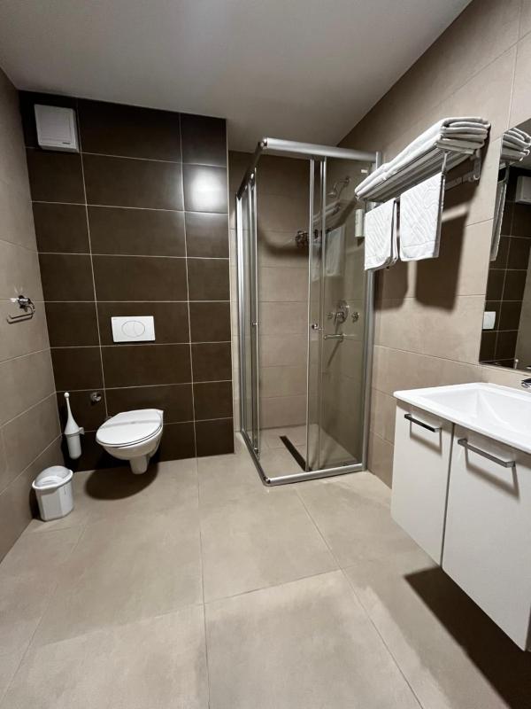 One-Bedroom Deluxe Apartment image 2
