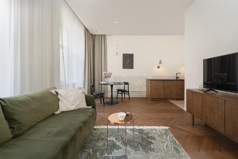 Stylowy Apartament przy Rynku Głównym we Wrocławiu by Rent like home - image 2