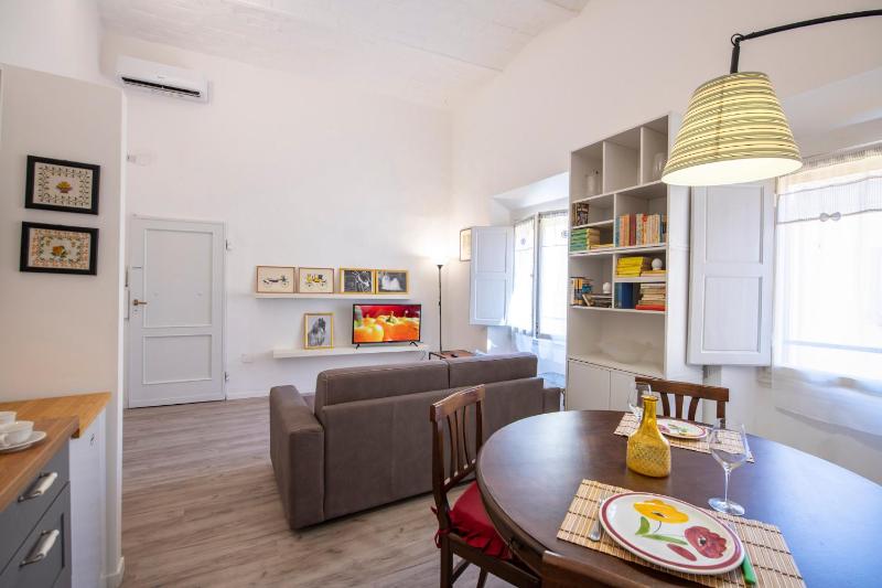 Borgo Santa Croce Apartment by Mamo Florence - image 4