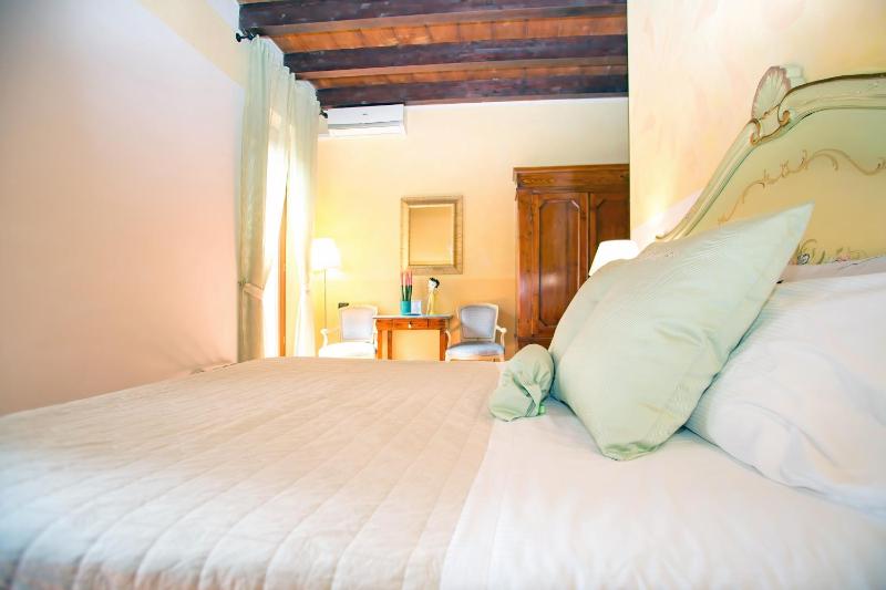 Deluxe Double or Twin Room with Private Balcony image 1