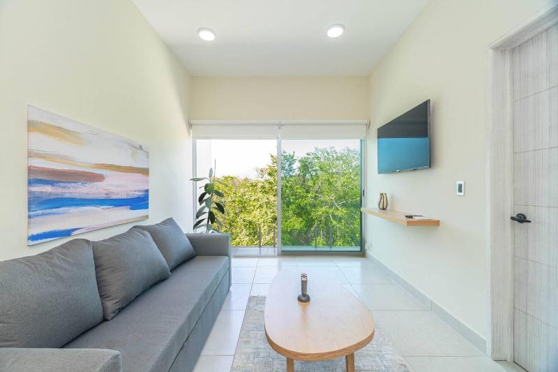2 BD Suite with Balcony Gym Rooftop Pool Hot Tub - image 10