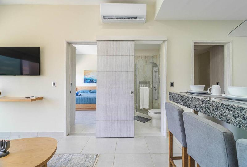 2 BD Suite with Balcony Gym Rooftop Pool Hot Tub - image 31