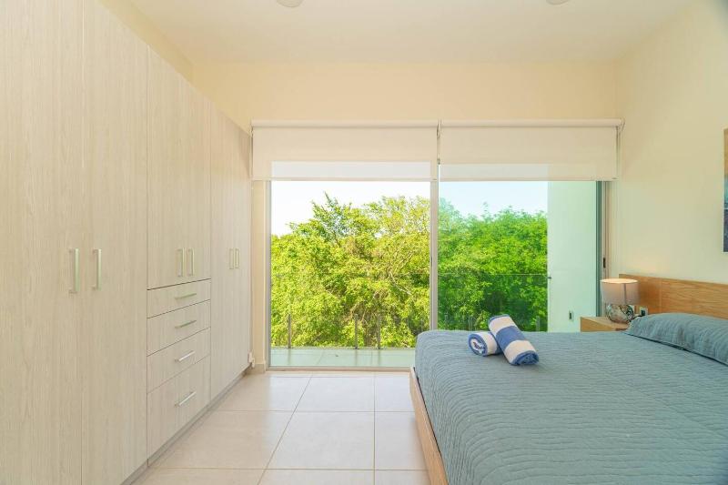 2 BD Suite with Balcony Gym Rooftop Pool Hot Tub - image 17