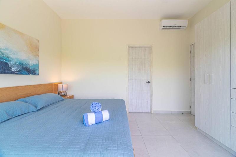 2 BD Suite with Balcony Gym Rooftop Pool Hot Tub - image 26