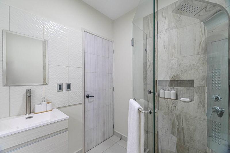 2 BD Suite with Balcony Gym Rooftop Pool Hot Tub - image 19