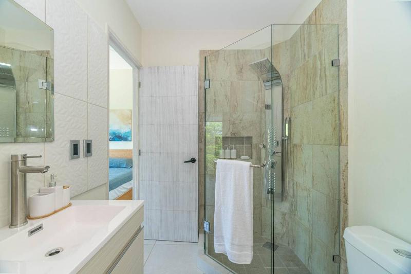 2 BD Suite with Balcony Gym Rooftop Pool Hot Tub - image 45