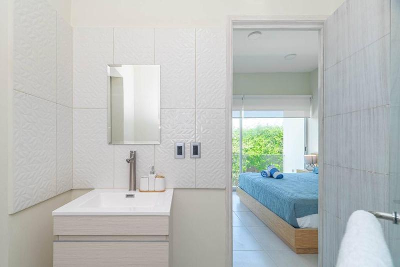 2 BD Suite with Balcony Gym Rooftop Pool Hot Tub - image 22