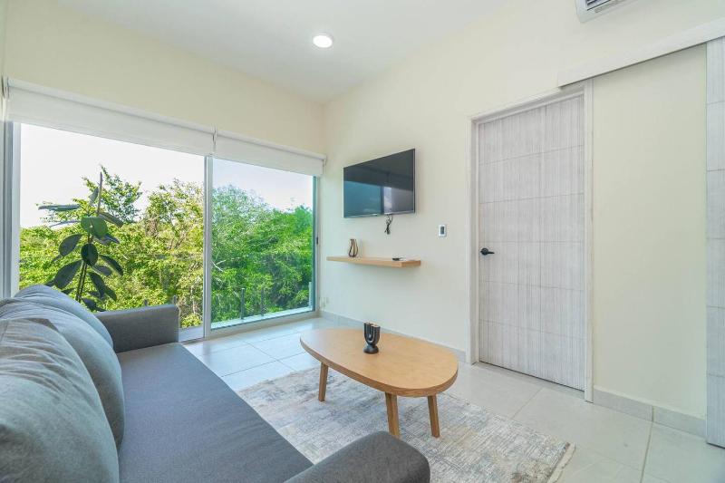 2 BD Suite with Balcony Gym Rooftop Pool Hot Tub - image 29