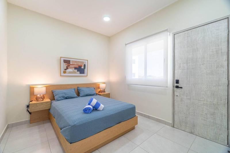 2 BD Suite with Balcony Gym Rooftop Pool Hot Tub - image 6