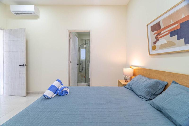 2 BD Suite with Balcony Gym Rooftop Pool Hot Tub - image 21