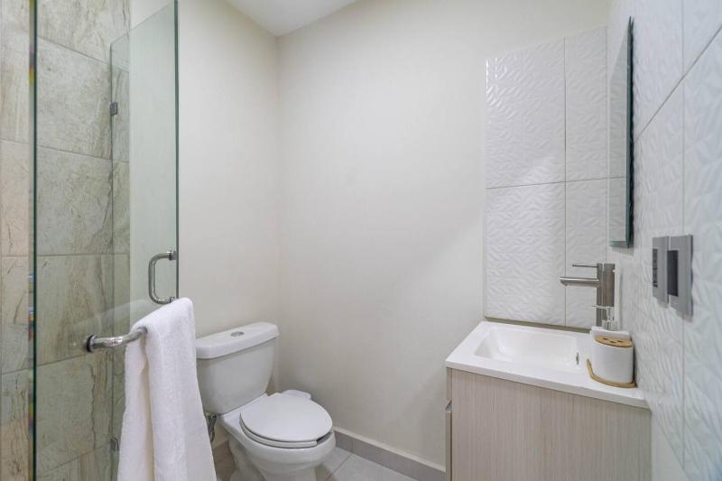 2 BD Suite with Balcony Gym Rooftop Pool Hot Tub - image 44