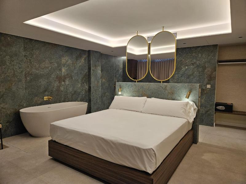 Deluxe King Suite Junior image 1